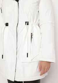 Born2be - Biała Kurtka Parka z Kapturem Ściągana w Pasie Semielin. Okazja: na co dzień, na spacer. Typ kołnierza: kaptur. Kolor: biały. Styl: elegancki, casual #6