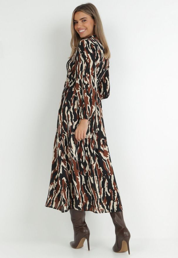 Born2be - Czarna Sukienka Rozkloszowana w Abstrakcyjny Wzór Gove. Okazja: na spacer, na co dzień. Typ kołnierza: dekolt w kształcie V. Kolor: czarny. Materiał: tkanina. Długość rękawa: długi rękaw. Typ sukienki: proste. Styl: elegancki, casual, klasyczny