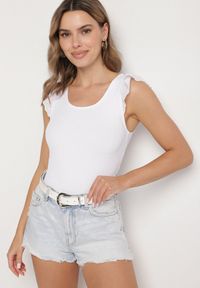 Born2be - Biały Top z Ażurowymi Falbankami Bez Rękawów Sonnelle. Okazja: na co dzień. Typ kołnierza: kołnierz z falbankami. Kolor: biały. Materiał: jeans. Długość rękawa: bez rękawów. Wzór: ażurowy. Styl: klasyczny, casual, elegancki