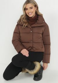Born2be - Brązowa Kurtka Puffer Pikowana ze Stójką Alene. Typ kołnierza: kołnierzyk stójkowy. Kolor: brązowy. Wzór: aplikacja #7