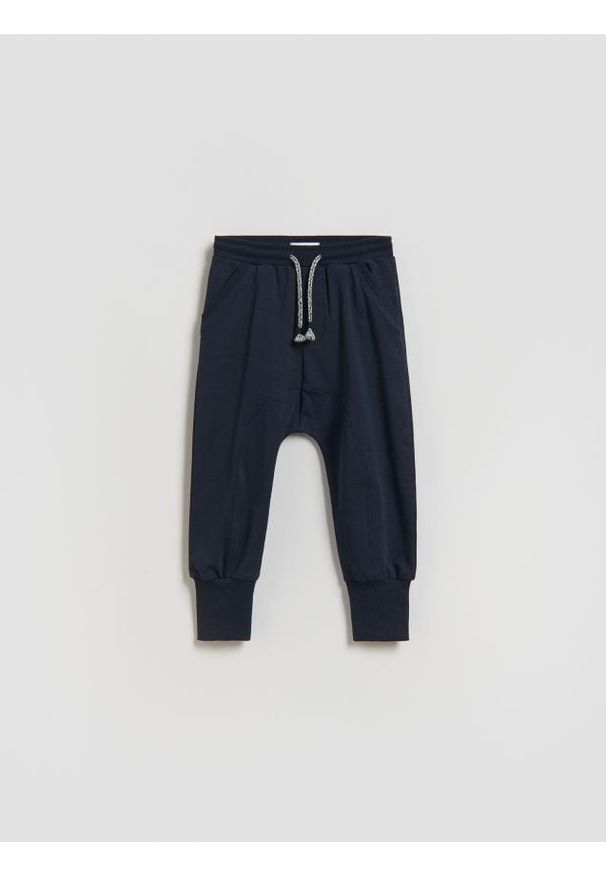 Reserved - Dresowe spodnie - granatowy. Kolor: niebieski. Materiał: dresówka