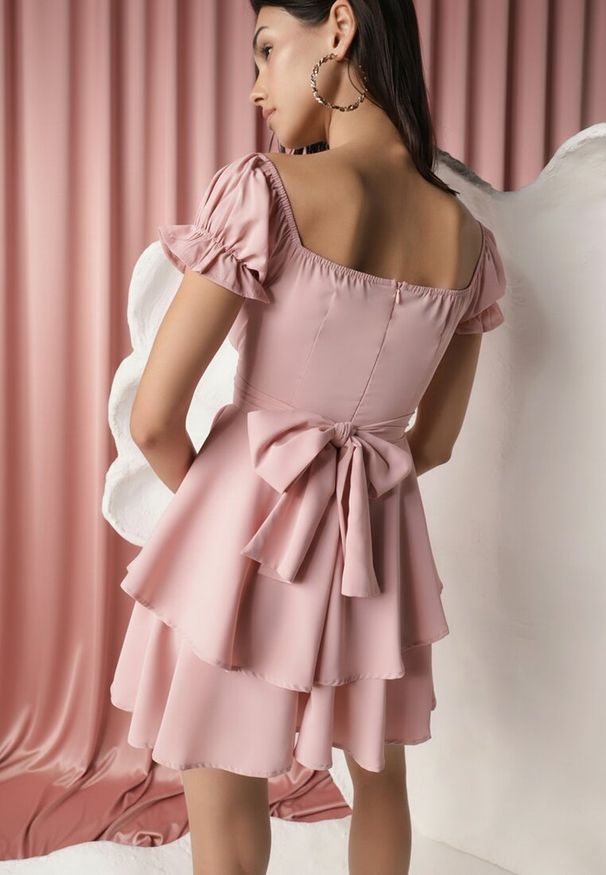 Renee - Różowa Sukienka Kephenia. Typ kołnierza: kołnierz z falbankami. Kolor: różowy. Materiał: materiał. Wzór: aplikacja. Sezon: lato. Długość: mini