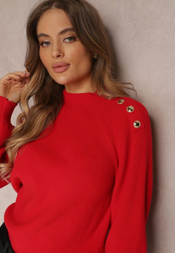 Renee - Czerwony Sweter Dzianinowy z Długim Rękawem i Guzikami Kithi. Kolor: czerwony. Materiał: dzianina. Długość rękawa: długi rękaw. Długość: długie