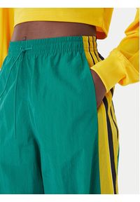 Adidas - adidas Spodnie dresowe Sport Santiago KD2971 Zielony Loose Fit. Kolor: zielony. Materiał: syntetyk #4