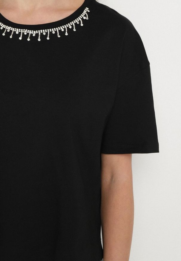Born2be - Czarny Bawełniany T-shirt Ozdobiony Cyrkoniami Fadelis. Okazja: na co dzień, na spotkanie biznesowe. Kolor: czarny. Materiał: bawełna. Wzór: aplikacja. Styl: casual, elegancki, biznesowy