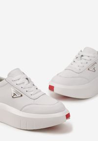 Renee - Białe Skórzane Sneakersy na Platformie z Niewielką Wstawką z Boku Renipa. Kolor: biały. Materiał: skóra. Szerokość cholewki: normalna. Obcas: na platformie #4
