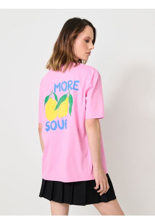 Sinsay - Koszulka z nadrukiem na plecach - różowy. Kolor: różowy. Wzór: nadruk