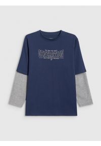 4f - 4F Longsleeve loose z nadrukiem chłopięcy - granatowy 134/140 (8-10 lat). Okazja: na co dzień. Kolor: niebieski. Materiał: materiał, bawełna. Długość rękawa: długi rękaw. Wzór: nadruk. Sezon: lato. Styl: casual #1