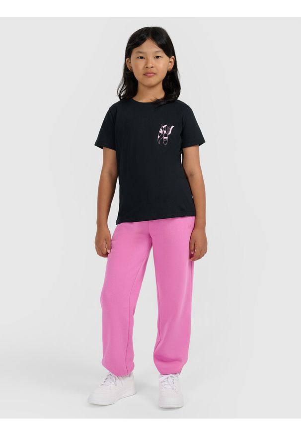 4f - 4F T-shirt regular z nadrukiem dziewczęcy - czarny 152 (11-12 lat). Okazja: na co dzień. Kolor: czarny. Materiał: skóra, bawełna. Wzór: nadruk. Sezon: lato. Styl: klasyczny, casual