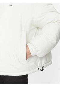 Calvin Klein Jeans Kurtka puchowa 90's J20J222333 Biały Oversize. Kolor: biały. Materiał: puch, syntetyk
