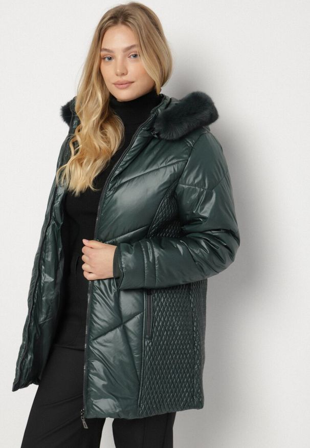 Born2be - Ciemnozielona Kurtka z Pikowanymi Przeszyciami i Kapturem z Futerkiem Vevea. Okazja: na co dzień, do pracy, na spotkanie biznesowe, na spacer. Kolekcja: plus size. Kolor: zielony. Materiał: futro. Styl: casual, biznesowy, elegancki