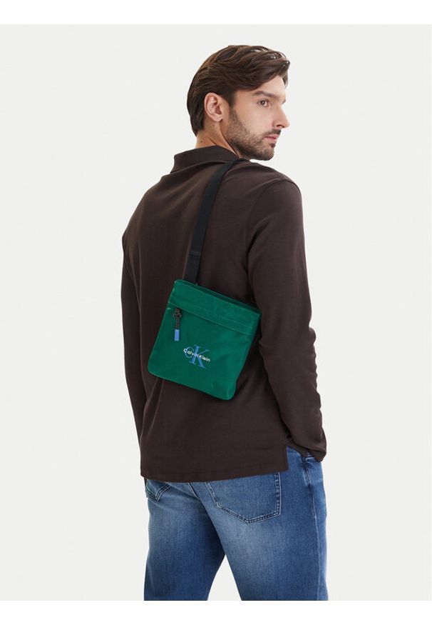 Calvin Klein Saszetka Bold Flatpack LV04D3178G Zielony. Kolor: zielony. Materiał: materiał