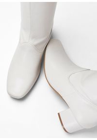 bonprix - Kozaki. Kolor: biały. Materiał: materiał. Szerokość cholewki: normalna. Obcas: na obcasie. Styl: elegancki. Wysokość obcasa: średni