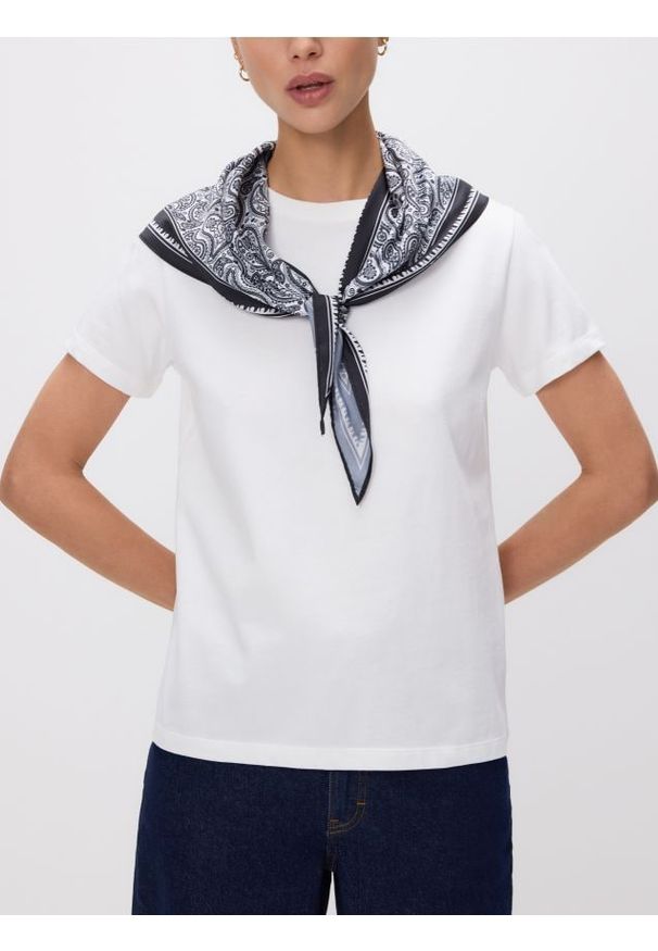 Reserved - T-shirt z apaszką - biały. Kolor: biały. Materiał: dzianina, bawełna. Styl: klasyczny