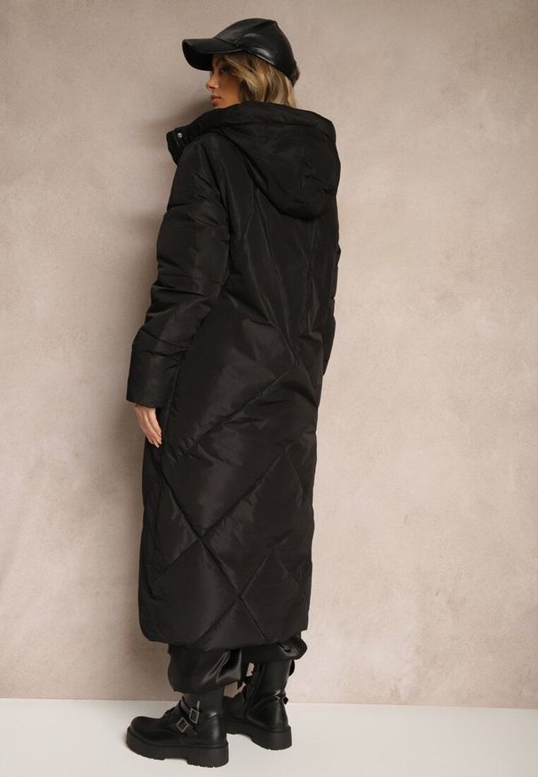 Renee - Czarna Pudełkowa Kurtka o Długim Kroju z Pikowanymi Przeszyciami Kapturem i Kieszeniami Calatta. Okazja: na co dzień, do pracy. Kolor: czarny. Materiał: jeans. Długość: długie. Styl: casual, elegancki