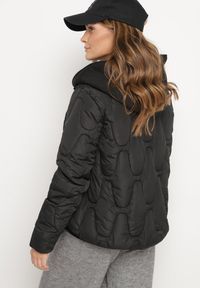 Born2be - Czarna Pikowana Kurtka z Materiałowym Kapturem i Kieszeniami Ravalynne. Okazja: na co dzień, na spacer. Kolor: czarny. Materiał: materiał. Styl: sportowy, klasyczny, casual, elegancki #7