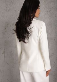 Renee - Biała Marynarka VICES o Taliowanym Kroju z Poduszkami w Ramionach Idameni. Okazja: do pracy, na spotkanie biznesowe. Kolor: biały. Materiał: poliester. Styl: biznesowy #2