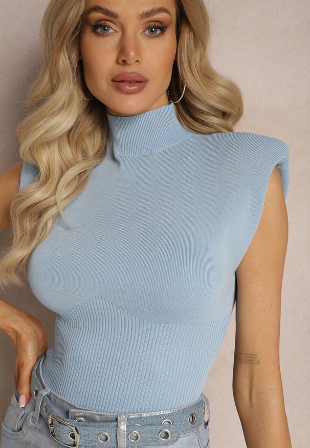 Renee - Jasnoniebieska Bluzka ze Stójką z Usztywnionymi Ramionami i Szerokim Ściągaczem Aswara. Typ kołnierza: kołnierzyk stójkowy. Kolor: niebieski. Materiał: jeans. Styl: elegancki