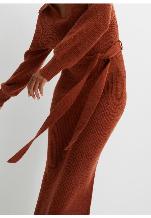 bonprix - Długa sukienka dzianinowa z paskiem (2 części). Typ kołnierza: polo. Kolor: brązowy. Materiał: dzianina. Długość: maxi