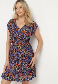 Born2be - Granatowa Rozkloszowana Kwiatowa Sukienka z Bawełny Ozdobiona Falbankami Neliova. Okazja: na co dzień. Typ kołnierza: kołnierz z falbankami. Kolor: niebieski. Materiał: bawełna. Długość rękawa: krótki rękaw. Wzór: aplikacja, kwiaty. Sezon: wiosna, lato. Styl: casual, elegancki #7