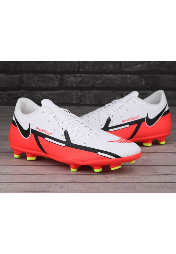 Buty męskie do piłki nożnej Nike PHANTOM GT2 CLUB FG/MG. Kolor: biały, wielokolorowy, pomarańczowy