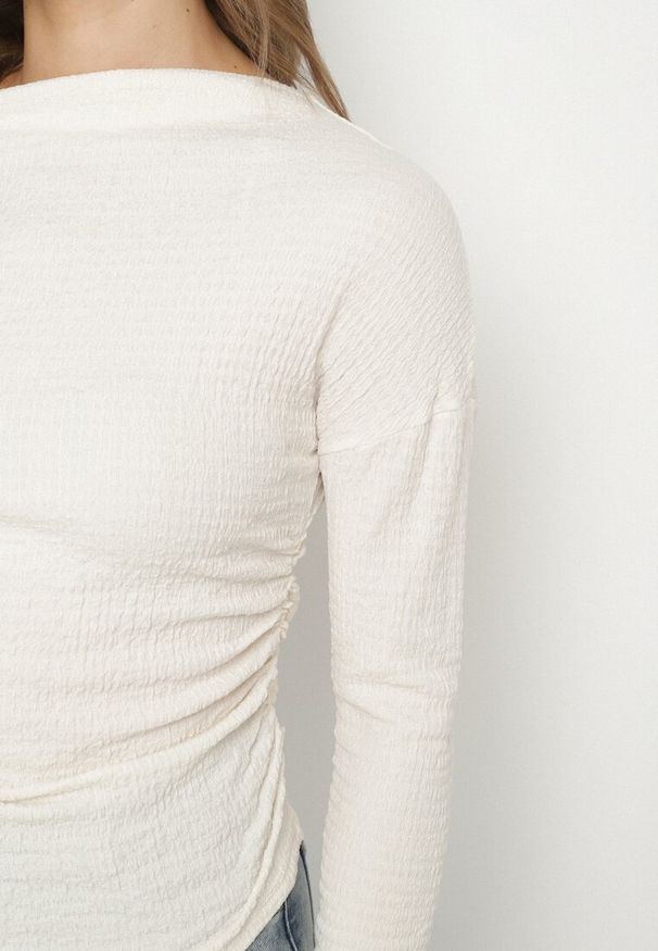 Born2be - Beżowy Marszczona Bluzka z Asymetrycznym Dekoltem i Odkrytym Ramieniem Esemella. Okazja: do pracy, na spotkanie biznesowe. Kolor: beżowy. Materiał: jeans. Styl: klasyczny, biznesowy