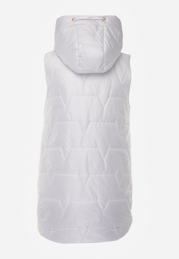 Born2be - Biała Pikowana Kamizelka o Długim Kroju z Nieodpinanym Kapturem i Aplikacją Koretes. Okazja: na co dzień. Kolor: biały. Materiał: prążkowany, poliester. Długość: długie. Wzór: aplikacja. Styl: casual