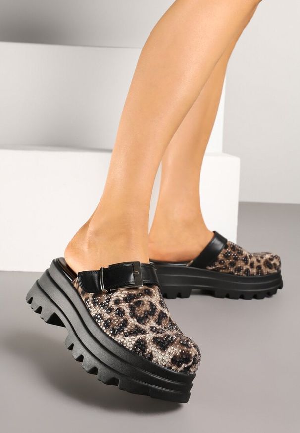 Born2be - Czarne Klapki Chodaki na Grubej Podeszwie z Paskiem z Klamrą Sorie. Okazja: na co dzień. Kolor: czarny. Materiał: jeans. Styl: klasyczny, elegancki, casual