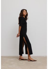 Marsala - Długa sukienka z dzianiny waflowej w kolorze BLACK- NEOS-M/L. Materiał: dzianina. Długość rękawa: krótki rękaw. Typ sukienki: sportowe. Styl: sportowy. Długość: maxi