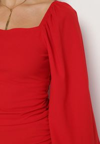 Born2be - Czerwona Dopasowana Sukienka Mini z Marszczeniem i Falbanką Derozza. Typ kołnierza: kołnierz z falbankami. Kolor: czerwony. Długość: mini #4