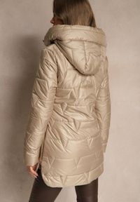 Renee - Beżowa Przejściowa Kurtka z Pikowanymi Przeszyciami Kapturem i Suwakami Taranessa. Okazja: na imprezę, na co dzień. Kolor: beżowy. Materiał: jeans, dzianina. Styl: klasyczny, casual, elegancki #3