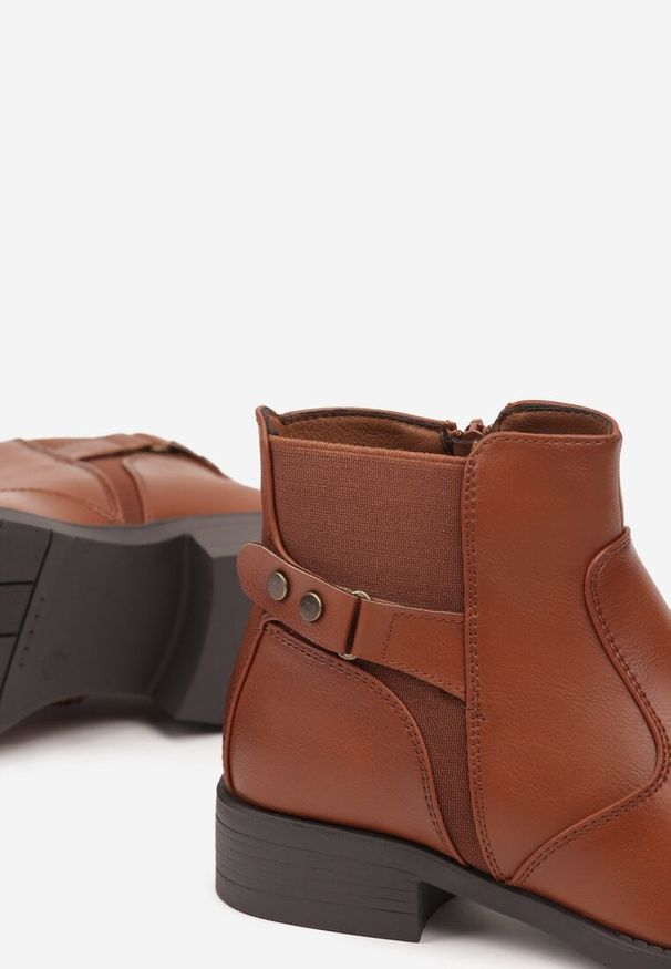 Born2be - Jasnobrązowe Botki na Płaskiej Podeszwie z Ozdobnym Paskiem i Nitami Emariani. Okazja: na co dzień. Zapięcie: pasek. Kolor: brązowy. Materiał: jeans, skóra. Sezon: jesień, zima. Obcas: na płaskiej podeszwie. Styl: klasyczny, rockowy, casual. Wysokość obcasa: niski