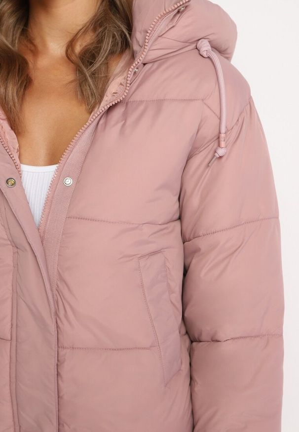 Born2be - Różowa Pikowana Kurtka Puffer z Kapturem Miviera. Okazja: na spotkanie biznesowe, na co dzień, na spacer, do pracy. Typ kołnierza: kaptur. Kolor: różowy. Materiał: dzianina, jeans. Sezon: zima. Styl: biznesowy, casual, elegancki