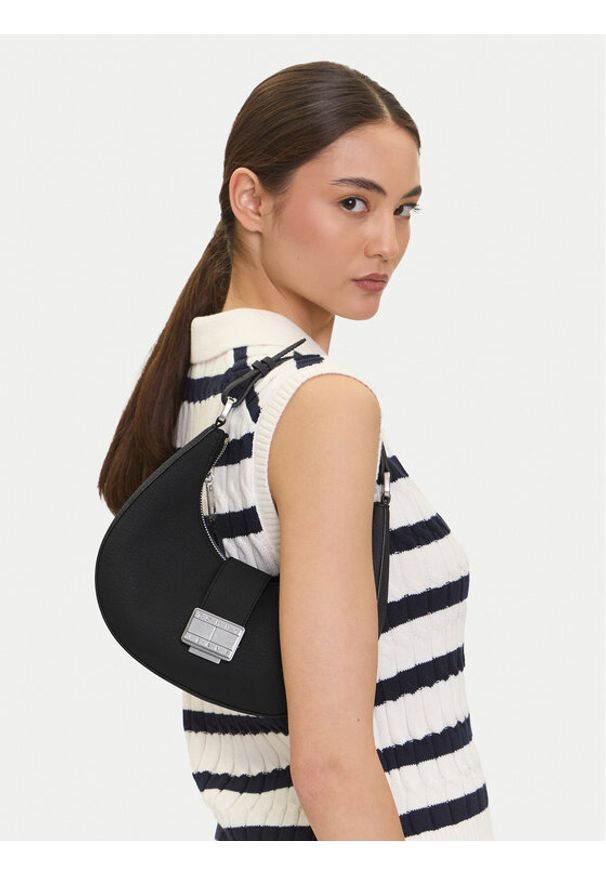 Tommy Jeans Torebka Tjw Crush Shoulder Bag AW0AW17539 Czarny. Kolor: czarny. Materiał: skórzane