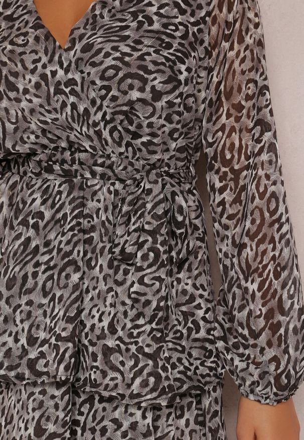 Renee - Szara Sukienka Oreithinca. Typ kołnierza: dekolt kopertowy, typu klepsydra. Kolor: szary. Materiał: tkanina, materiał. Długość rękawa: długi rękaw. Wzór: nadruk. Typ sukienki: kopertowe