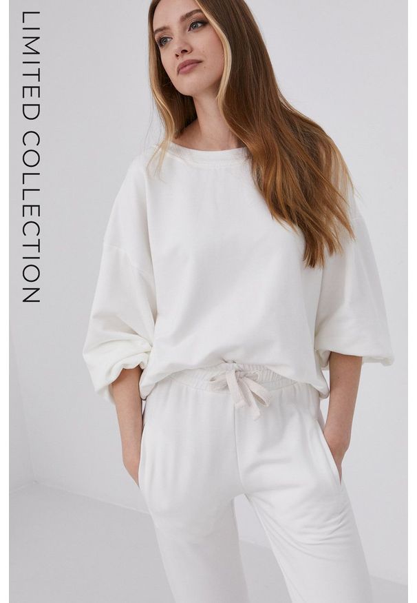 Answear Lab - answear.LAB X Paulina Krupińska Bluza z certyfikatem OEKO-TEX kolekcja limitowana Ethical Wardrobe. Kolor: beżowy. Materiał: włókno, dzianina, dresówka, materiał. Długość rękawa: długi rękaw. Długość: długie. Styl: wakacyjny