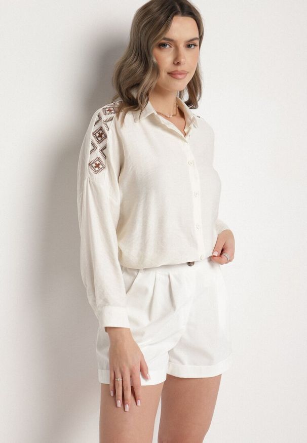 Born2be - Jasnobeżowa Koszula Ozdobiona Haftem Ulosandria. Okazja: na co dzień. Typ kołnierza: kołnierzyk klasyczny. Kolor: beżowy. Materiał: jeans. Długość rękawa: długi rękaw. Długość: długie. Wzór: aplikacja, haft. Styl: klasyczny, casual