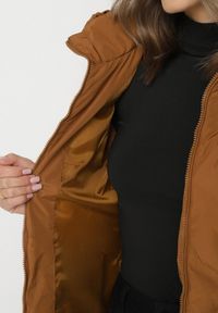 Born2be - Brązowa Przejściowa Kamizelka o Taliowanym Kroju z Kapturem Olendra. Okazja: na co dzień, na spacer. Typ kołnierza: kaptur. Kolor: brązowy. Materiał: poliester, jeans. Styl: klasyczny, casual, sportowy #2