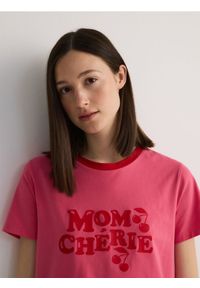 Reserved - Bawełniany t-shirt z nadrukiem - fuksja. Kolor: różowy. Materiał: bawełna. Wzór: nadruk #1