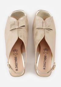 Born2be - Złote Skórzane Sandały na Słupku Zdobione Metalicznym Połyskiem i Kokardą Carilsyss. Okazja: do pracy, na co dzień, na spotkanie biznesowe. Kolor: złoty. Materiał: skóra. Wzór: aplikacja. Obcas: na słupku. Styl: elegancki, biznesowy, casual. Wysokość obcasa: średni #4