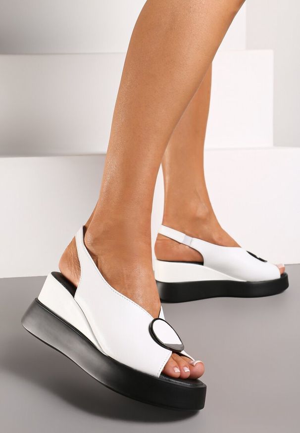Born2be - Białe Sandały na Koturnie Vices z Metalową Ozdobą Grisellda. Okazja: na co dzień, do pracy. Kolor: biały. Wzór: aplikacja. Obcas: na koturnie. Styl: casual, klasyczny