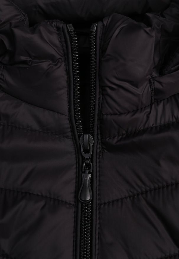 Born2be - Czarna Przejściowa Kurtka Pikowana z Odpinanym Kapturem Edrelith. Okazja: na co dzień. Kolor: czarny. Materiał: jeans, nylon. Styl: casual