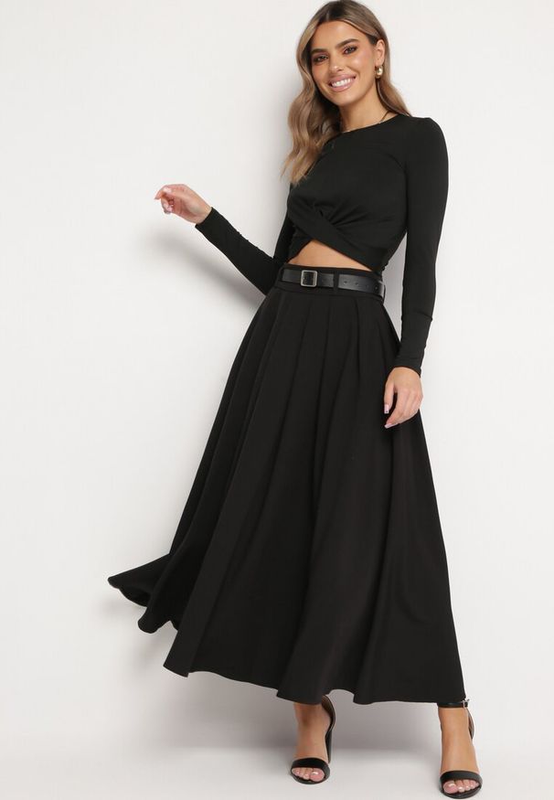 Born2be - Czarna Spódnica o Rozkloszowanym Plisowanym Fasonie z Paskiem z Klamrą Aferna. Kolor: czarny. Styl: elegancki