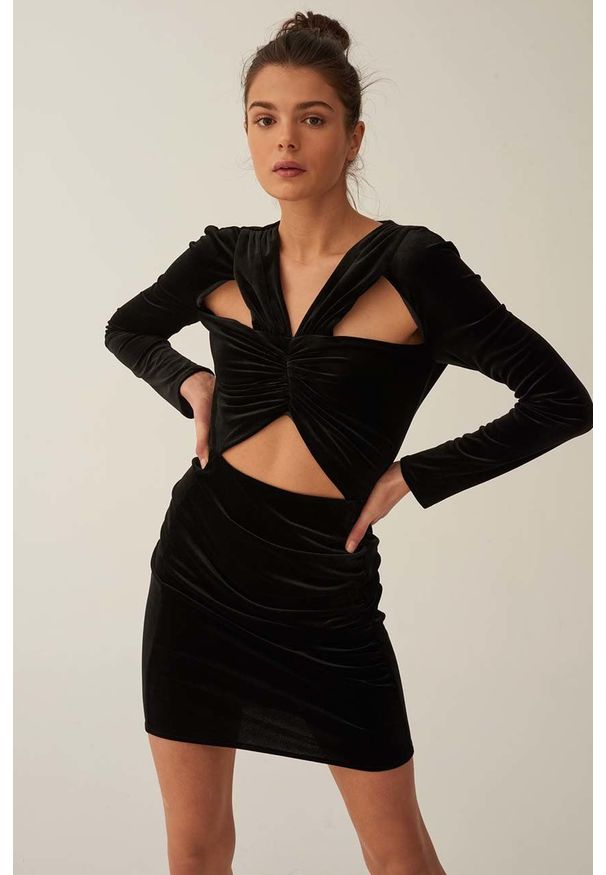 Undress Code sukienka kolor czarny mini dopasowana. Kolor: czarny. Materiał: materiał. Długość rękawa: długi rękaw. Typ sukienki: dopasowane. Długość: mini