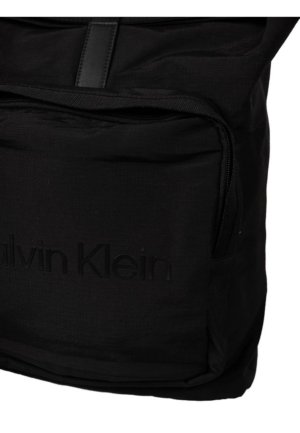 Calvin Klein Plecak "CK Must T+ Roll Top" | K50K510277 BAX | Mężczyzna | Czarny. Kolor: czarny. Materiał: poliamid, poliester. Wzór: napisy. Styl: casual