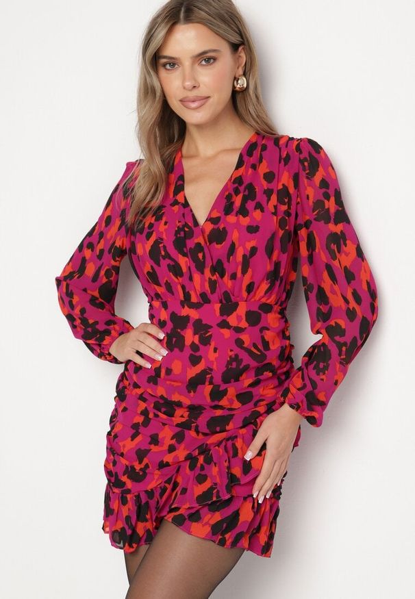 Born2be - Czerwona Panterkowa Kopertowa Sukienka Ozdobiona Marszczeniem i Falbaną Valentica. Okazja: na spacer. Typ kołnierza: dekolt w kształcie V. Kolor: czerwony. Długość rękawa: długi rękaw. Wzór: aplikacja. Sezon: jesień. Typ sukienki: kopertowe. Styl: klasyczny, elegancki