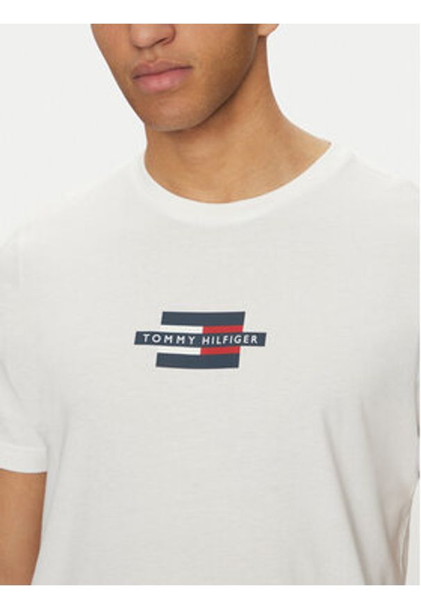 TOMMY HILFIGER - Tommy Hilfiger T-Shirt Flag Box MW0MW38636 Biały Regular Fit. Kolor: biały. Materiał: bawełna