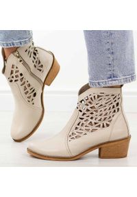 DEONI - Beżowe skórzane Polskie botki damskie, kowbojki ażurowe na obcasie Deoni Ko-07B. Okazja: na co dzień. Kolor: beżowy. Szerokość cholewki: normalna. Wzór: ażurowy. Materiał: skóra. Sezon: wiosna, jesień, lato. Obcas: na obcasie. Styl: casual, elegancki, boho, klasyczny. Wysokość obcasa: średni #1