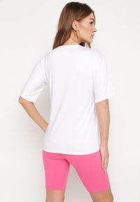 Born2be - Różowo-Biały Komplet T-shirt z Ozdobnym Nadrukiem Szorty Typu Kolarki Dresowy Wanesia. Kolor: różowy. Materiał: dresówka. Wzór: nadruk