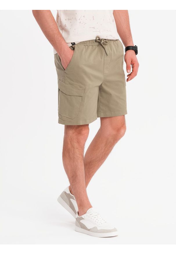 Ombre Clothing - Męskie szorty o luźnym kroju z kieszeniami typu cargo – jasnooliwkowe V3 OM-SRCG-0194 - XXL. Okazja: na co dzień. Kolor: oliwkowy. Materiał: tkanina, elastan, dzianina, bawełna, materiał. Sezon: lato. Styl: klasyczny, elegancki, casual